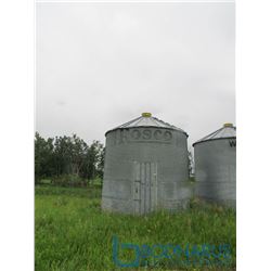 Rosco 1650bu Flatbottom Bin, newer wood floor