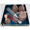 Image 1 : PINK GLASS PERFUME ATOMIZERS AND TWO WOMENS