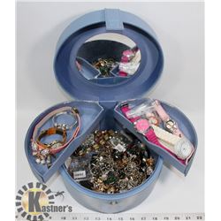 LARGE LOT OF JEWELLERY IN CASE.
