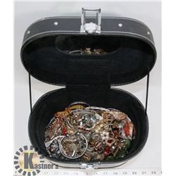 LARGE LOT OF JEWELLERY IN CASE.