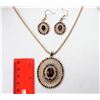 Image 1 : 4)  GOLD TONE ROUND PENDANT ON GOLD