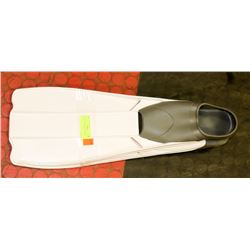 SIZE 6-7 SWIMMING FLIPPERS