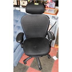 MESH BACK HYDRAULIC LIFT OFFICE CHAIR