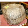 Image 1 : 2 PACK OF NEW TAUPE DECORATIVE PILLOWS.