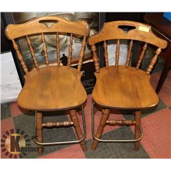 PAIR OF MAPLE SWIVEL BAR STOOLS, SEAT HEIGHT 25"