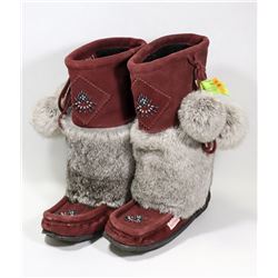 PAIR OF GENUINE SOFT MOC MOCCASSINS SIZE 7.