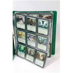 BINDER OF 100 PLUS MAGIC THE GATHERING CARDS