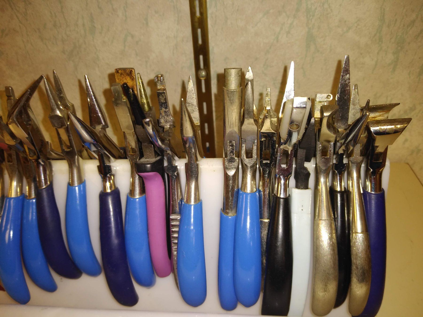 SPECTACLE FRAME ADJUSTMENT PLIERS WITH RACK