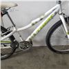 Image 2 : WHITE TREK BIKE