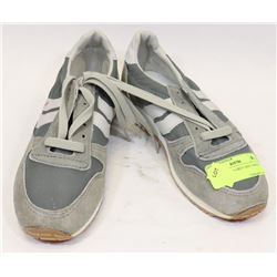 KIDS RUNNERS GREY SIZE 5 SHOES