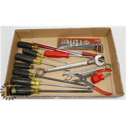 LARGE FLAT OF KLIEN TOOLS SCREWDRIVERS, MAC TOOLS