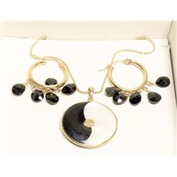 BLACK ONYX & MOTHER OF PEARL 14K GOLD NECKLACE