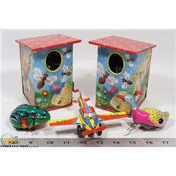 FLAT OF 5 VINTAGE WIND UP TOYS & PIGGY BANKS.