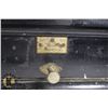 Image 3 : ANTIQUE PHARMACY SCALE.