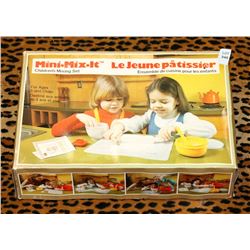 VINTAGE 1980 MINI MIX IT CHILDRENS TUPPERWARE SET