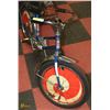 Image 3 : VINTAGE CCM GIRLS 20" BLUE SIDEWALK CENTRE STAND