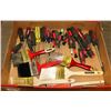 Image 1 : FLAT OF ASSORTED SCREWDRIVERS & PAINT BRUSHES