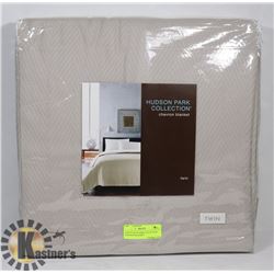 NEW HUDSON PARK COLLECTION CHEVRON BLANKET