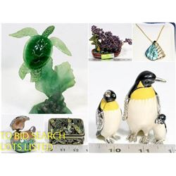 FEATURED LOT: SHOWCASE COLLECTIBLES!