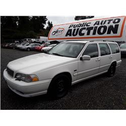 M5 --  1998 VOLVO V70  , White , 277931  KM's