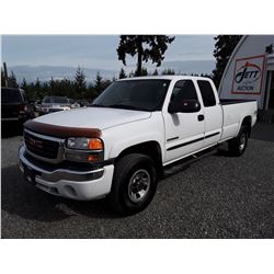 K3 --  2005 GMC SIERRA 3500 , White , 352922  KM's