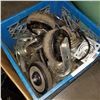 Image 2 : BLUE CRATE OF CASTORS