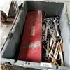 Image 3 : TOTE OF WRENCHES AND WOOD BOX OF CASTORS