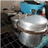 Image 1 : 3 PRESSURE COOKERS