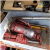 Image 3 : 2 BOTTLE JACKS, TRAY OF HARDWARE, AND DRILL BITS