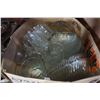 Image 1 : BOX OF GLASSWARE