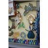 Image 3 : 2 TRAYS OF JEWELLERY