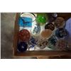 Image 2 : BOX OF ART GLASS PAPER WEIGHTS