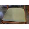 Image 10 : ROUND OAK DINING TABLE W/ LEAF AND 4 CHAIRS
