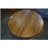 Image 3 : ROUND OAK DINING TABLE W/ LEAF AND 4 CHAIRS