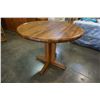 Image 5 : ROUND OAK DINING TABLE W/ LEAF AND 4 CHAIRS