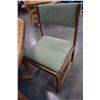 Image 7 : ROUND OAK DINING TABLE W/ LEAF AND 4 CHAIRS