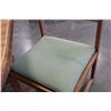 Image 8 : ROUND OAK DINING TABLE W/ LEAF AND 4 CHAIRS
