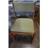 Image 9 : ROUND OAK DINING TABLE W/ LEAF AND 4 CHAIRS