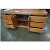 Image 2 : OAK 6 DRAWER DRESSER W/ MIRROW AND 2 DRAWER NIGHT STAND