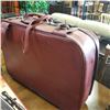 Image 3 : 2 PIECE VINTAGE RED LEATHER SUITCASE AND CARRY BAG
