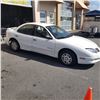Image 3 : WHITE PONTIAC SUNFIRE 4 DOOR SEDAN W/ KEY AND FOB, CAR FAX, AND REGISTRATION 160 020KM