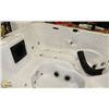 Image 12 : ACRYLIC SPA LOUNGER VERSION 3 PUMPS HOT TUB