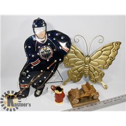 BOX OF METALWARE DÉCOR