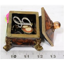TRINKET BOX CONTAINING RINGS, CAMEO BROOCH AND