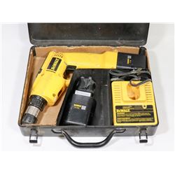 DEWALT 9VOLT CORDLESS DRILL WITH 2 BATTERIES AND