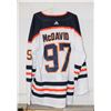 Image 1 : MCDAVID #97 OILERS WHITE JERSEY SIZE 56.