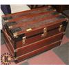 Image 2 : LARGE VINTAGE WOOD & BRASS STEAMER TRUNK -