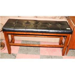 WOOD AND LEATHERETTE BENCH.
