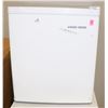 Image 1 : BLACK AND DECKER MINI FRIDGE.