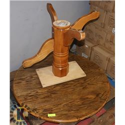 ROUND OAK PEDESTAL TABLE WITH 3 ASSORTED LUGGAGE